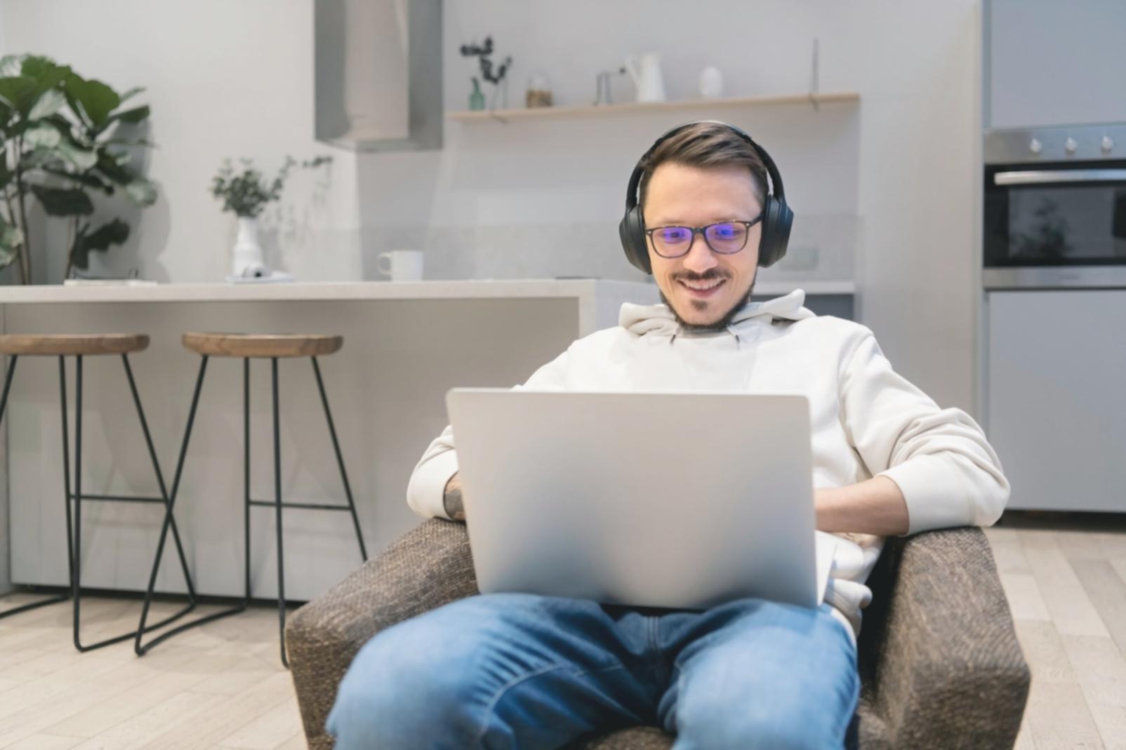 Configuración de estudio remoto con herramientas SEO en pantalla