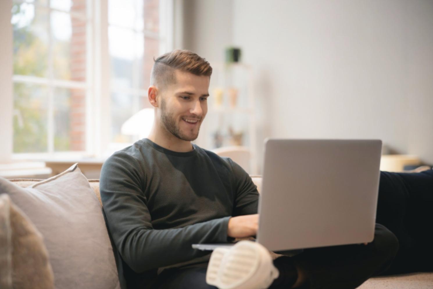 Persona trabajando en análisis SEO desde un espacio remoto con múltiples pantallas